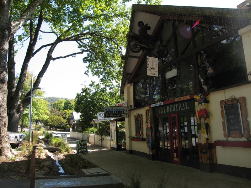 Marysville - (before the fires) Shops and commercial centre, Murchison Street: View south-west along Murchison St, west of Darwin St