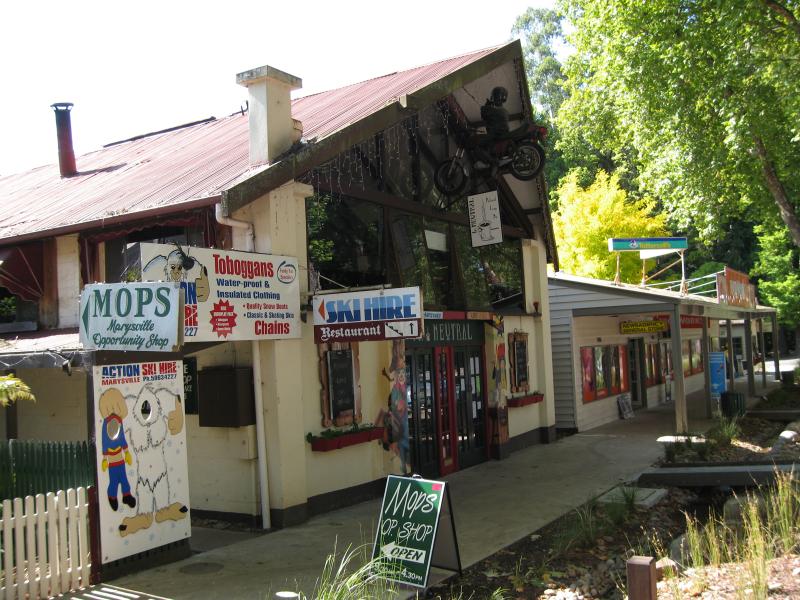 Marysville - (before the fires) Shops and commercial centre, Murchison Street: View north-east along Murchison St towards Darwin St