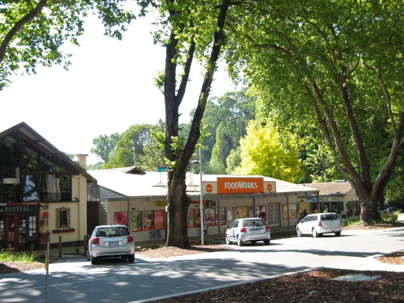 Marysville - (before the fires) Shops and commercial centre, Murchison Street: Supermarket, Murchison St west of Darwin St