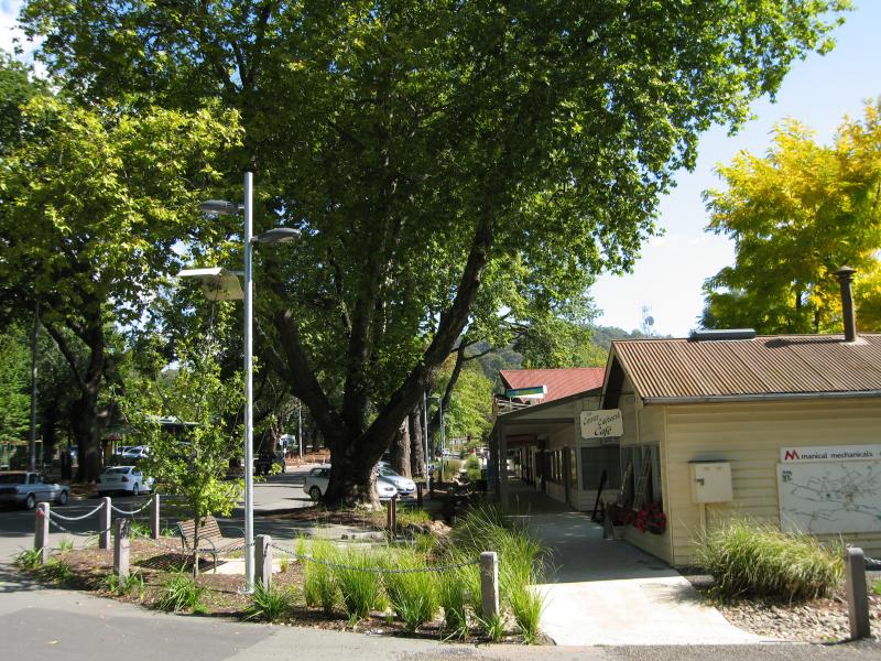 Marysville - (before the fires) Shops and commercial centre, Murchison Street: View south-west along Murchison St at Darwin St