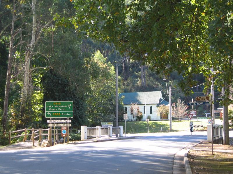 Marysville - (before the fires) Shops and commercial centre, Murchison Street: View north-east along Murchison St towards Steavenson River