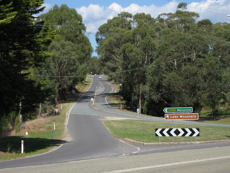 Marysville - Town of Buxton: View south-east along Marysville Rd at Maroondah Hwy