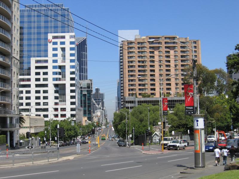 Melbourne CBD - La Trobe Street: View west along Latrobe St at Victoria St