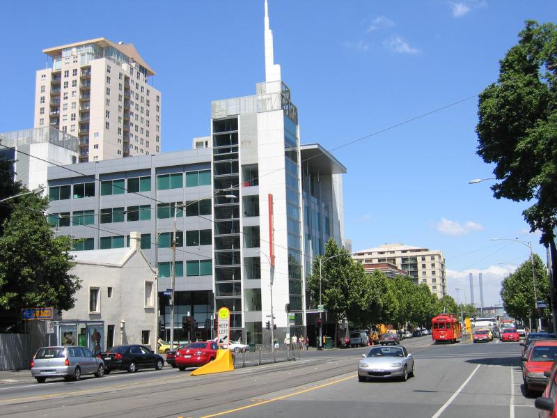 Melbourne CBD - La Trobe Street: View west along La Trobe St towards King St
