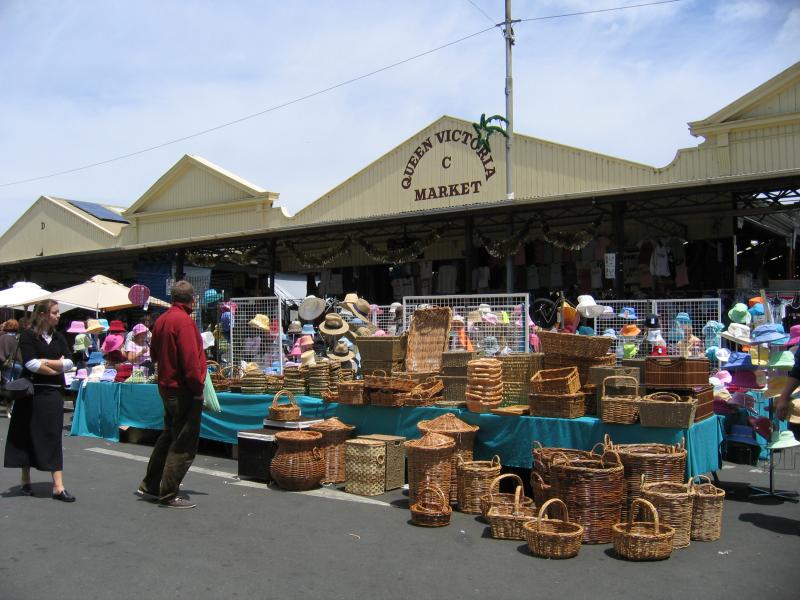 Melbourne CBD - Queen Victoria Market: Outside stalls on Queen St