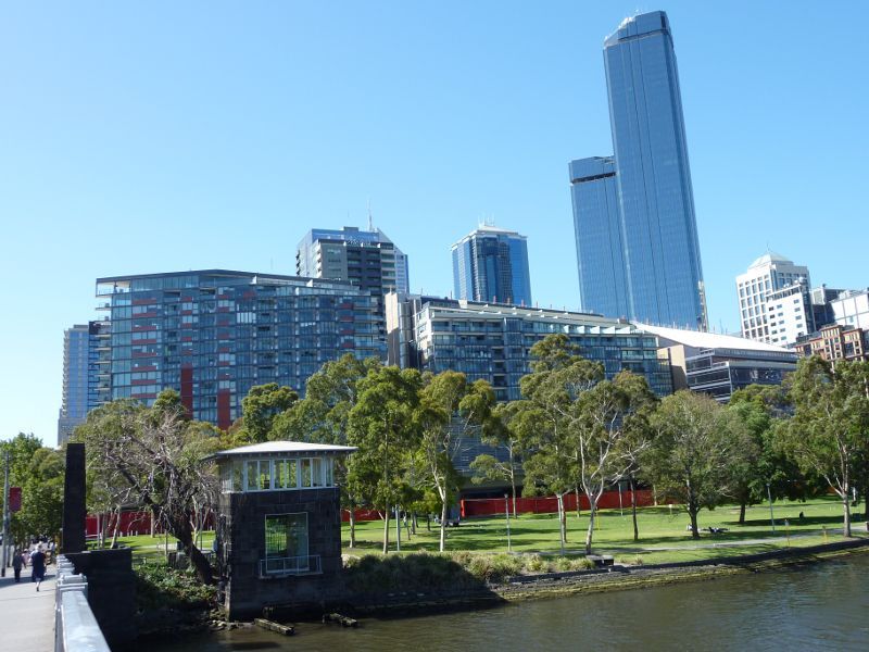 Melbourne CBD - Yarra River at Batman Park: View north along Spencer Street Bridge towards Batman Park and Rialto Towers