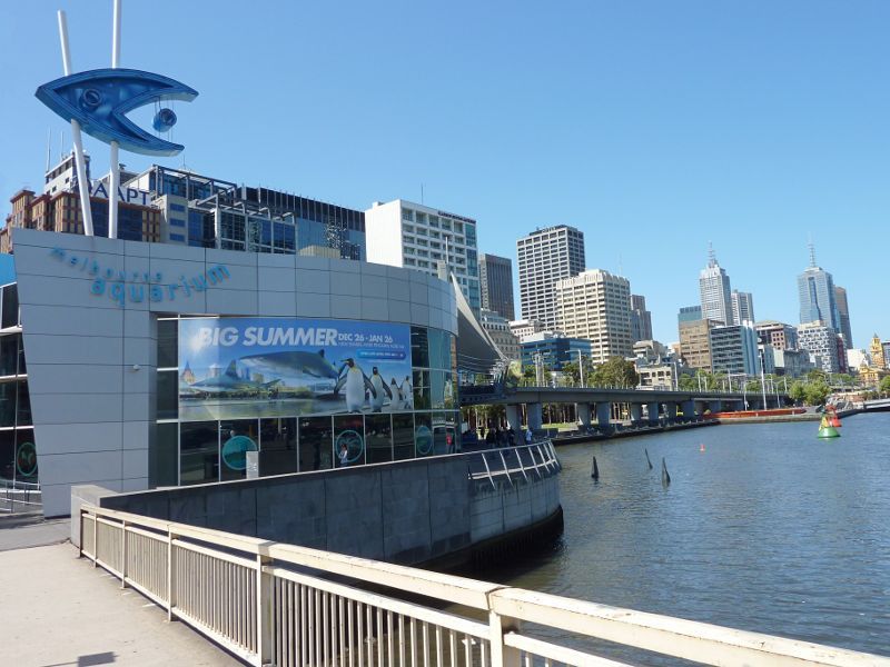 Melbourne CBD - Yarra River at Melbourne Aquarium: Aquarium viewed from Kings Bridge