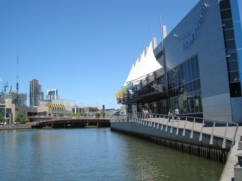 Melbourne CBD - Yarra River at Melbourne Aquarium: Walkway along Yarra River at Melbourne Aquarium