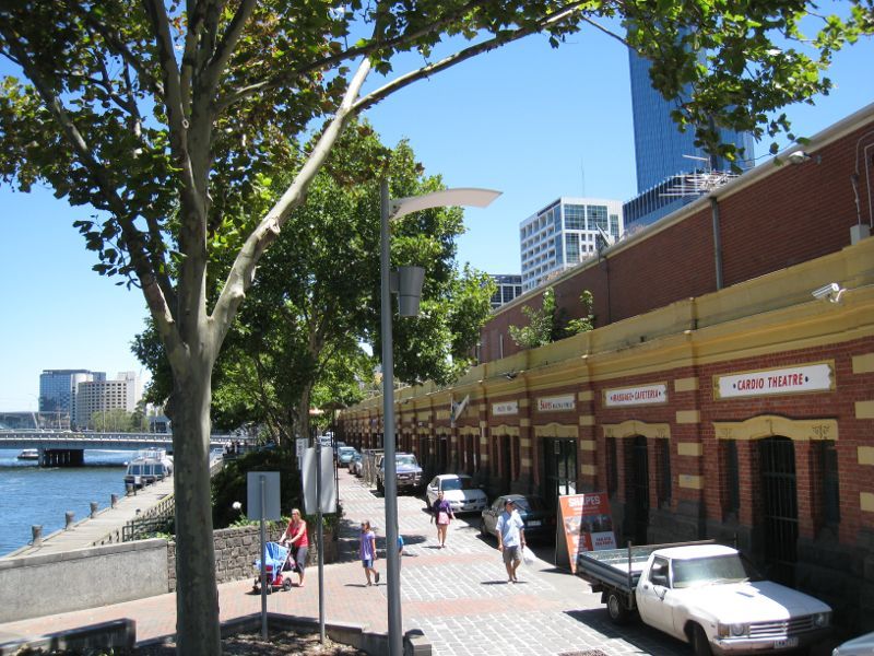 Melbourne CBD - Yarra River at Banana Alley Wharf: View west along Banana Alley