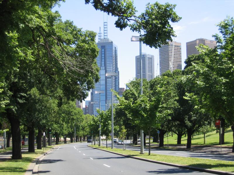 Melbourne CBD - Batman Avenue: View north-east along Batman Av north of Swan Street Bridge