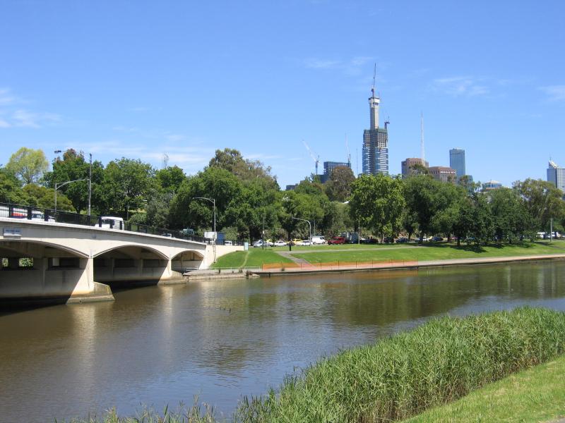 Melbourne CBD - Yarra River around Swan Street Bridge: View west across Yarra River at Swan St Bridge