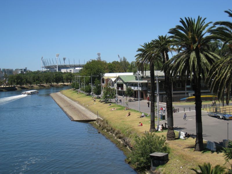 Melbourne CBD - Alexandra Gardens and Yarra River: Easterly view along Yarra River at boat sheds