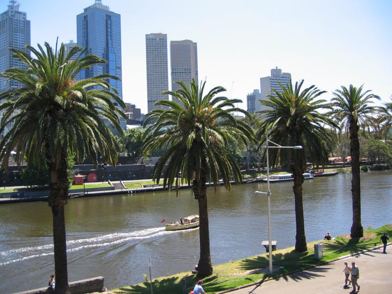 Melbourne CBD - Alexandra Gardens and Yarra River: View north across Yarra River towards Federation Square and city skyline