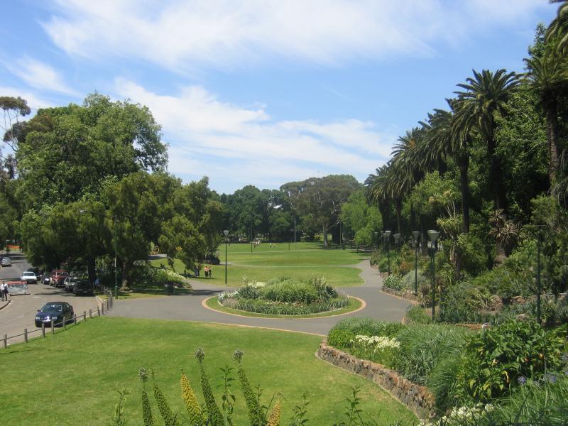 Melbourne CBD - Alexandra Gardens and Yarra River: View through gardens