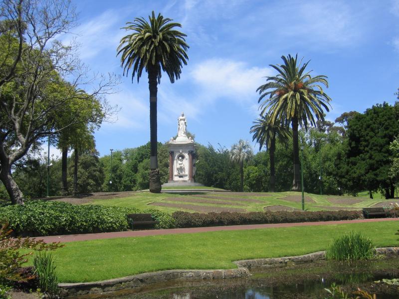 Melbourne CBD - Queen Victoria Gardens, St Kilda Road at Linlithgow Avenue: View of Queen Victoria monument from lake
