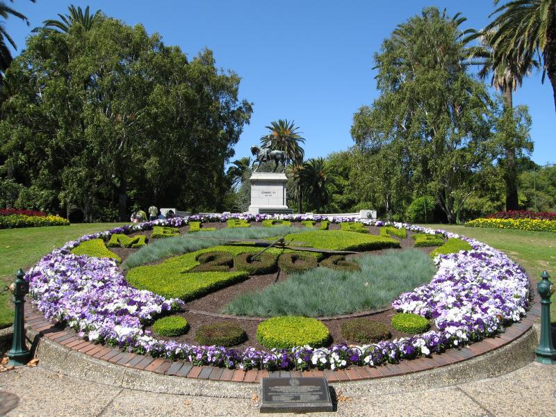 Melbourne CBD - Queen Victoria Gardens, St Kilda Road at Linlithgow Avenue: Floral clock in front of King Edward VII monument