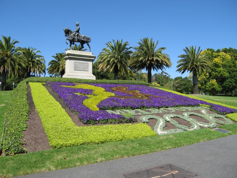 Melbourne CBD - Kings Domain: Marquis of Linlithgow monument