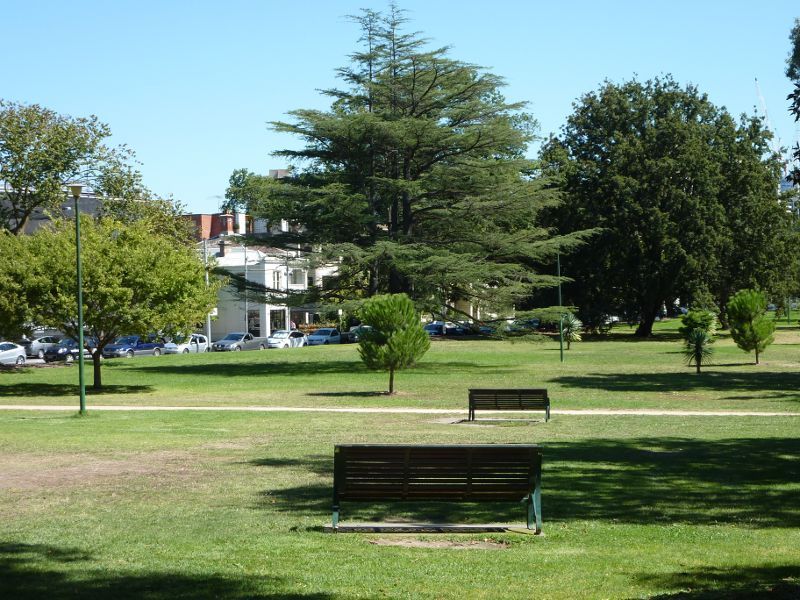 Melbourne CBD - Kings Domain: Westerly view through Kings Domain, Domain Rd west of Birdwood Av