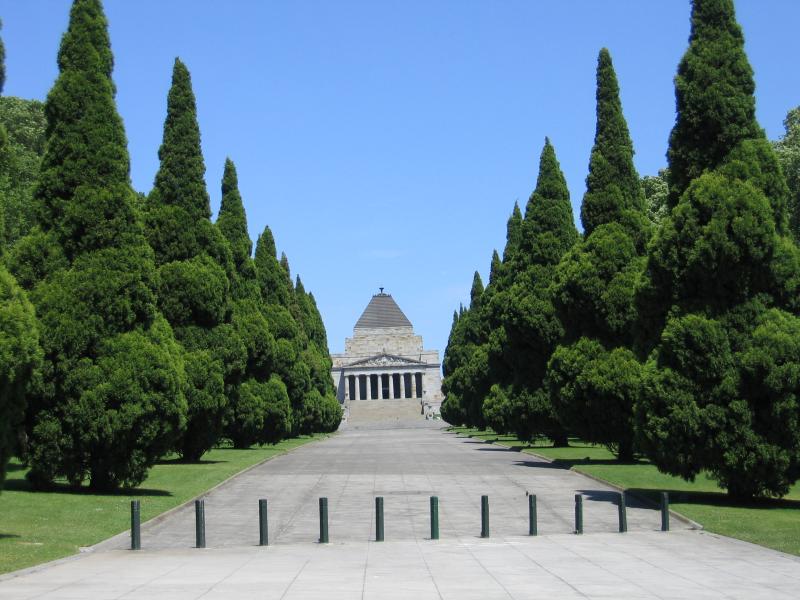 Melbourne CBD - Shrine of Remembrance, St Kilda Road: Walkway to Shrine of Remembrance at Anzac Avenue