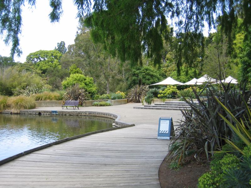 Melbourne CBD - Royal Botanic Gardens: Boardwalk at the Gardens Shop and Ornamental Lake
