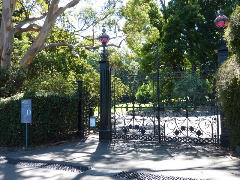 Melbourne CBD - Royal Botanic Gardens: Entrance gate 'D', east end of Birdwood Av