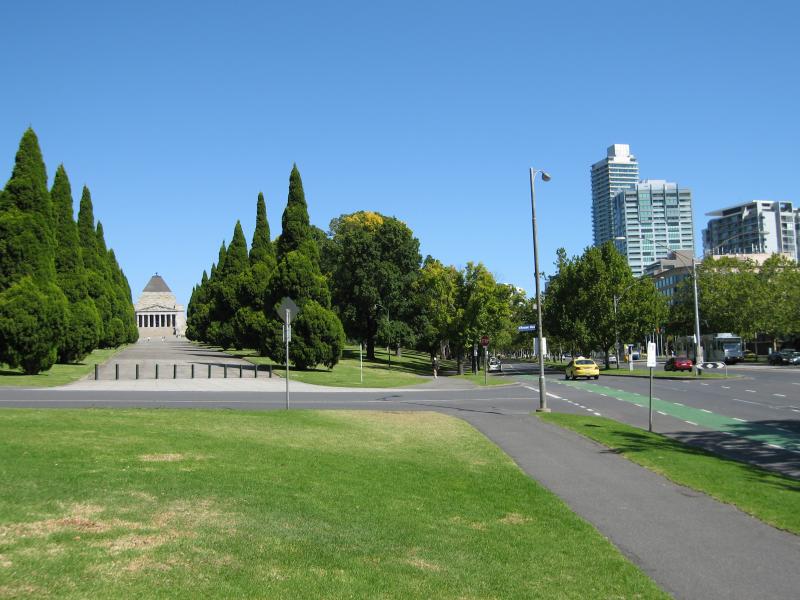 Melbourne CBD - St Kilda Road: View south along St Kilda Rd towards Anzac Av