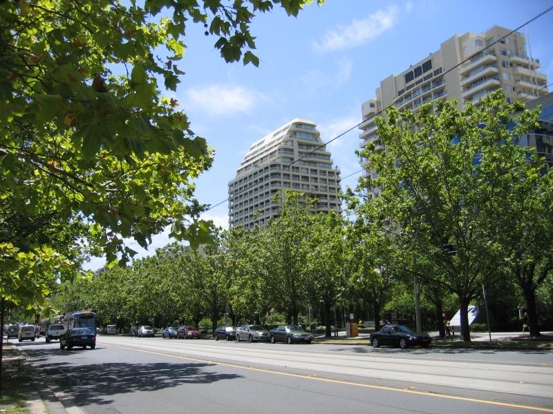 Melbourne CBD - St Kilda Road: View north along St Kilda Rd between Louise St and Armadale Rd