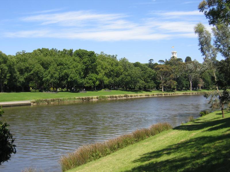 Melbourne CBD - Yarra River along Olympic Park: View west along Yarra River towards Botanic Gardens and Government House