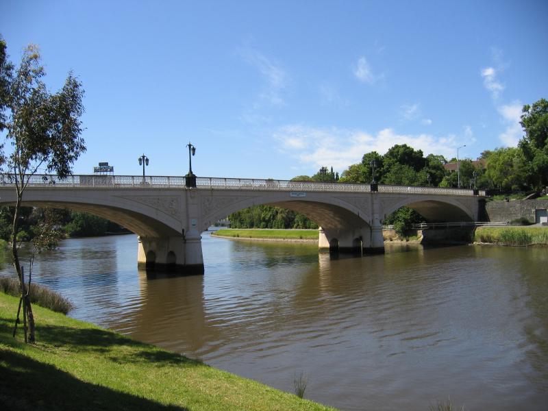 Melbourne CBD - Yarra River along Olympic Park: View east along Yarra River towards Morell Bridge