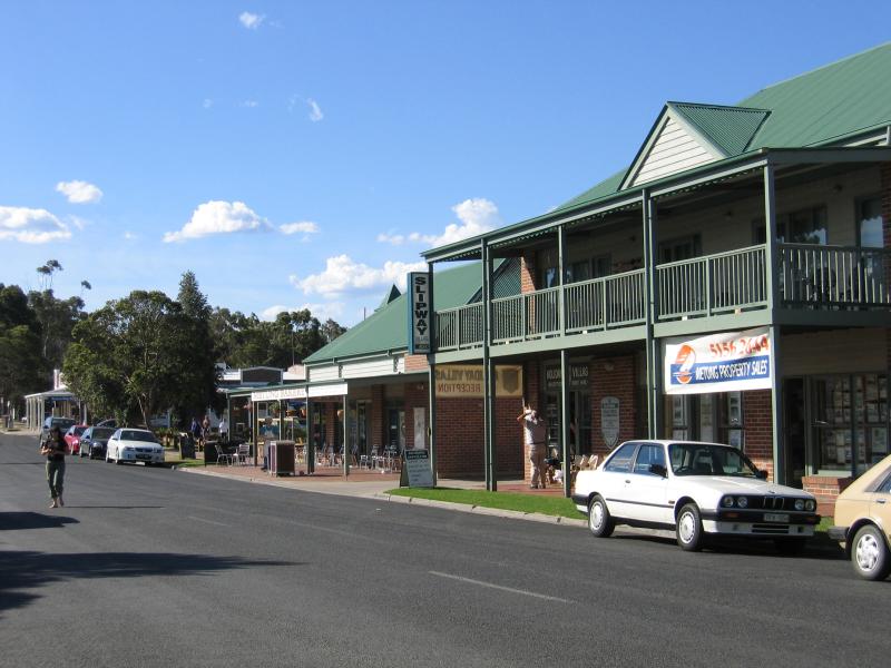 Metung - Commercial centre and shops, Metung Road: View north along Metung Rd towards Kurnai Av