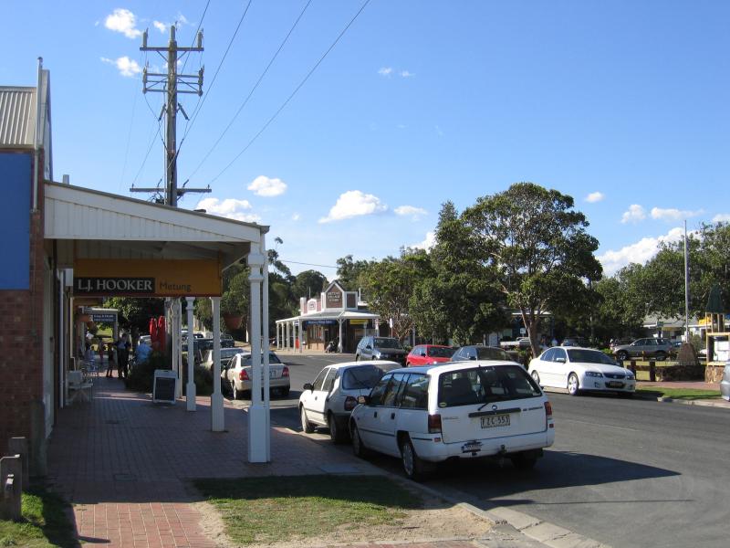 Metung - Commercial centre and shops, Metung Road: View north along Metung Rd towards Kurnai Av