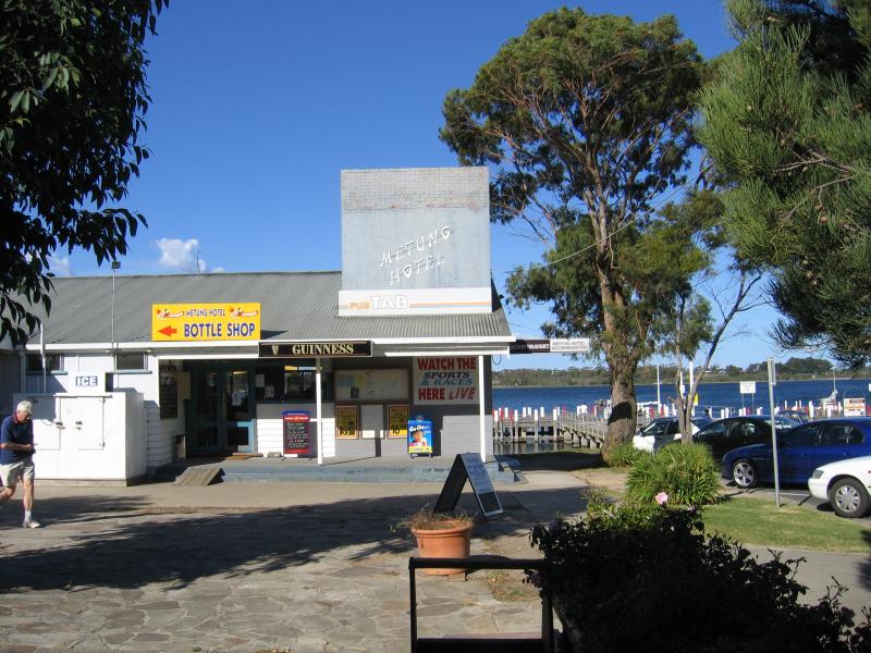 Metung - Metung Wharf and Metung Hotel, eastern end of Kurnai Avenue: Entrance to Metung Hotel, Kurnai Av