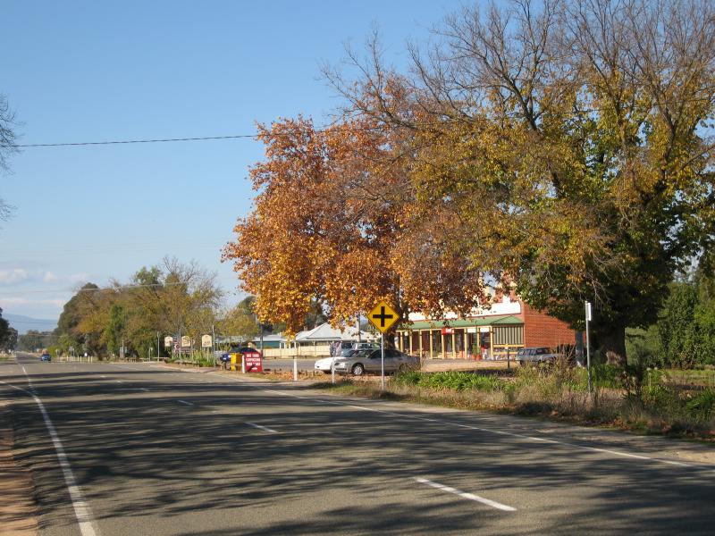 Milawa - Commercial centre and shops, Snow Road at Bobinawarrah Road: View east along Snow Rd towards Bobinawarrah Rd