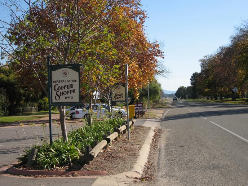 Milawa - Commercial centre and shops, Snow Road at Bobinawarrah Road: View west along Snow Rd at shops