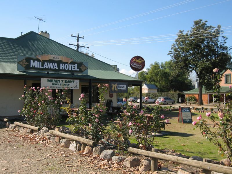 Milawa - Commercial centre and shops, Snow Road at Bobinawarrah Road: Milawa Hotel, corner Snow Rd and Bobinawarrah Rd