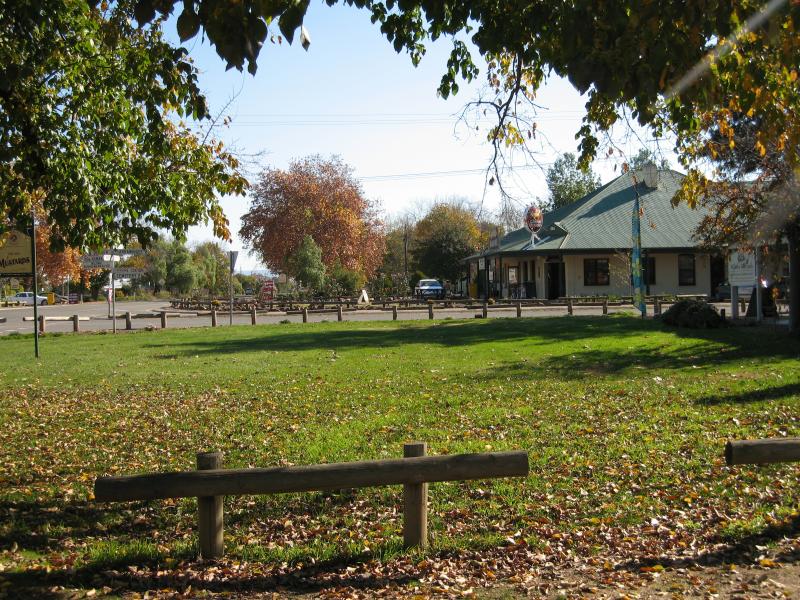 Milawa - Commercial centre and shops, Snow Road at Bobinawarrah Road: View west along Snow Rd towards Bobinawarrah Rd and Milawa Hotel