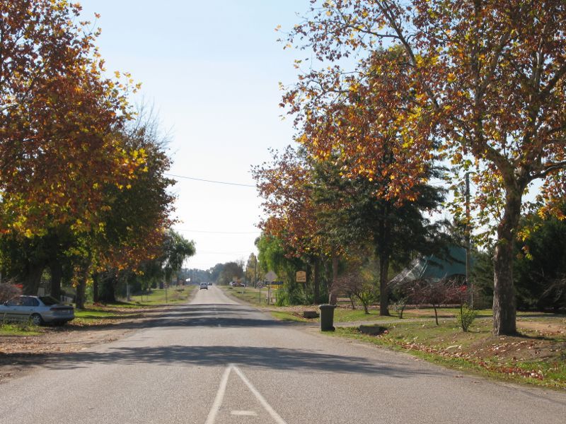 Milawa - Commercial centre and shops, Snow Road at Bobinawarrah Road: View north along Bobinawarrah Rd at Snow Rd