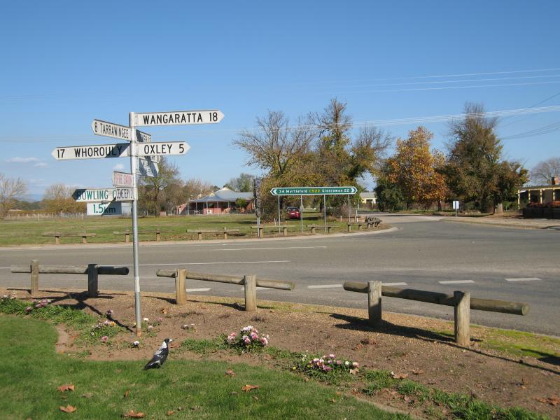 Milawa - Commercial centre and shops, Snow Road at Bobinawarrah Road: View south along Bobinawarrah Rd at Snow Rd