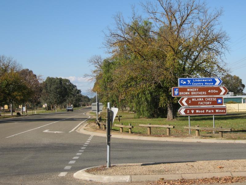 Milawa - Commercial centre and shops, Snow Road at Bobinawarrah Road: View east along Snow Rd at Bobinawarrah Rd