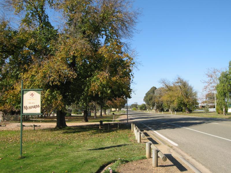Milawa - Commercial centre and shops, Snow Road at Bobinawarrah Road: View east along Snow Rd, east of Bobinawarrah Rd