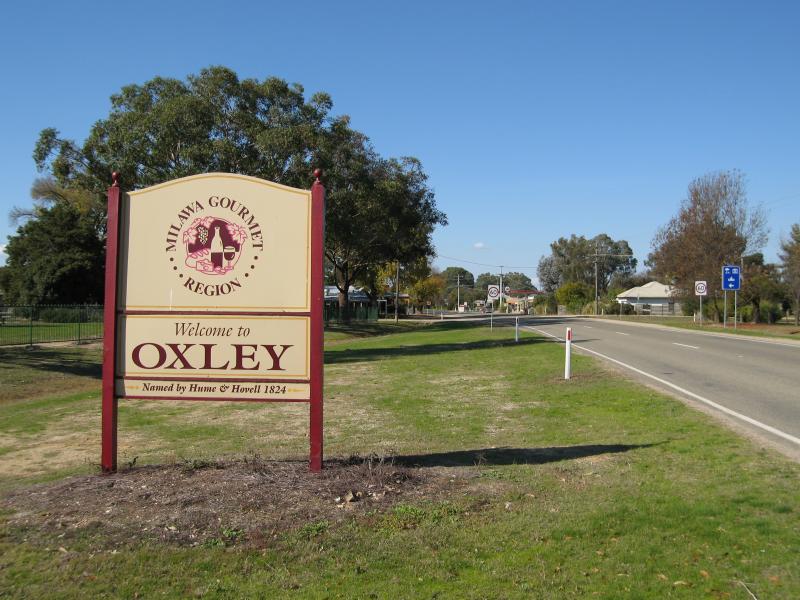 Milawa - Commercial centre of Oxley: Oxley town sign, view east along Snow Rd at King St