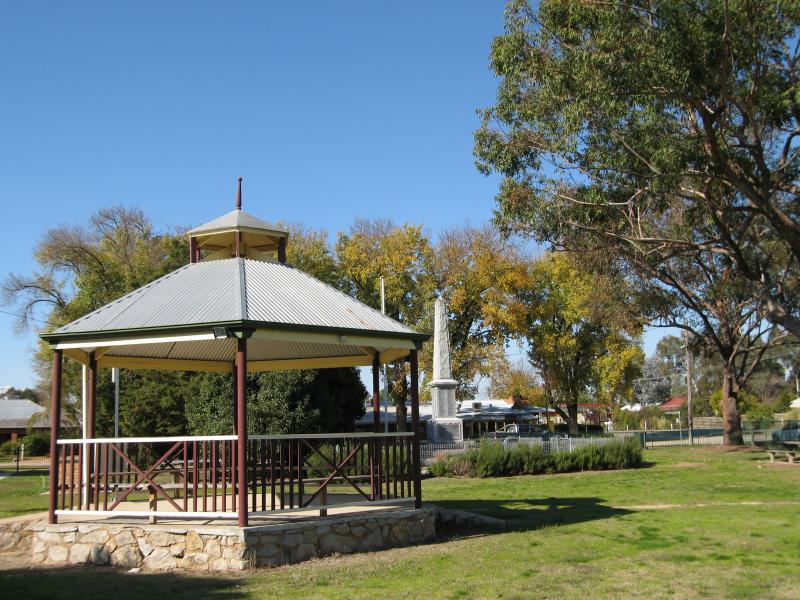 Milawa - Commercial centre of Oxley: Rotunda, gardens on Snow Rd between King St and Shadforth St