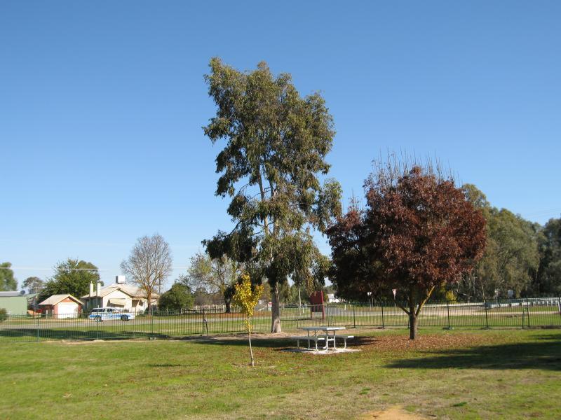 Milawa - Commercial centre of Oxley: View south through gardens towards corner of Snow Rd and King St