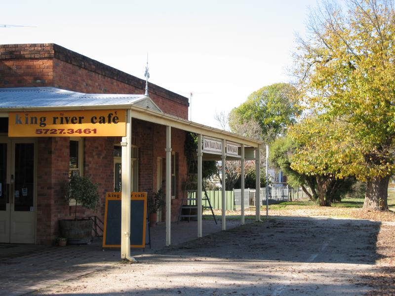 Milawa - Commercial centre of Oxley: King River Cafe, corner Snow Rd and Shadforth St