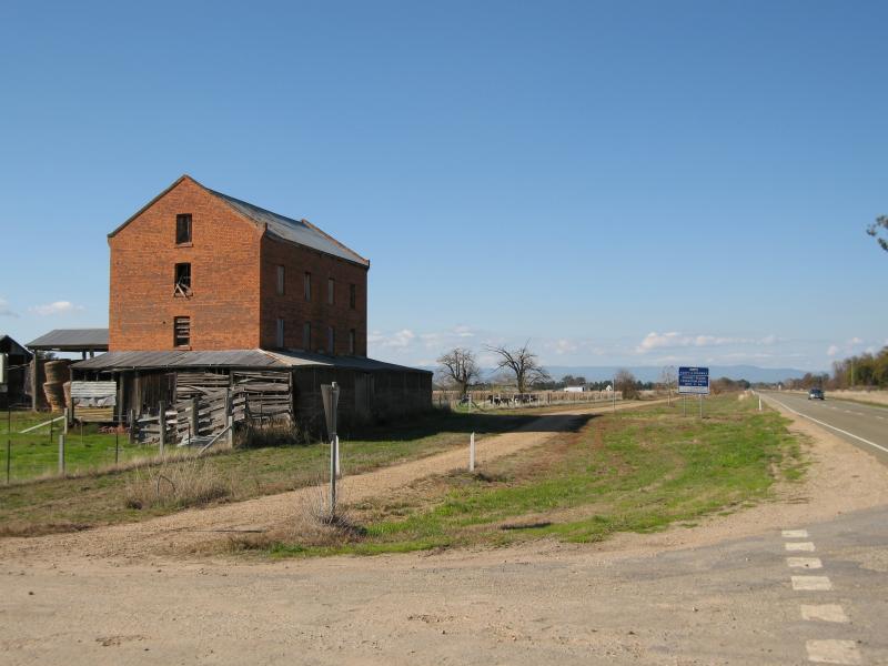 Milawa - Around Oxley: View east along Snow Rd at Woodberry La (between Oxley and Milawa)