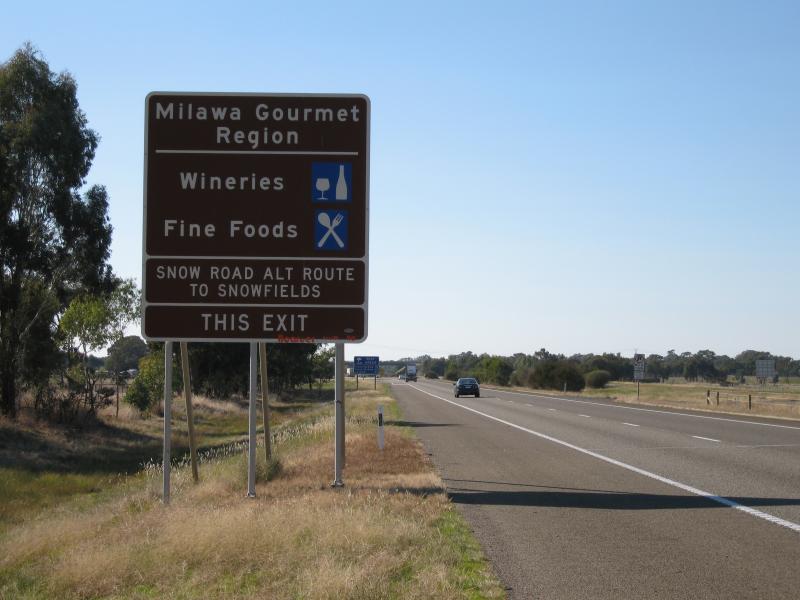 Milawa - Hume Freeway at Milawa exit (Snow Road) between Glenrowan and Wangaratta: View north-east along Hume Fwy towards Snow Rd exit