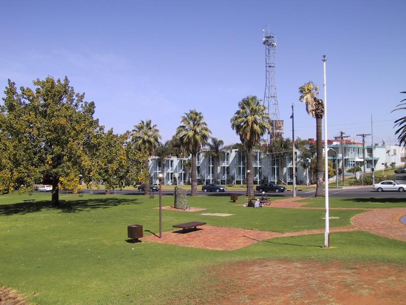 Mildura - Deakin Avenue area: Park at northern end of Deakin Av at 7th St
