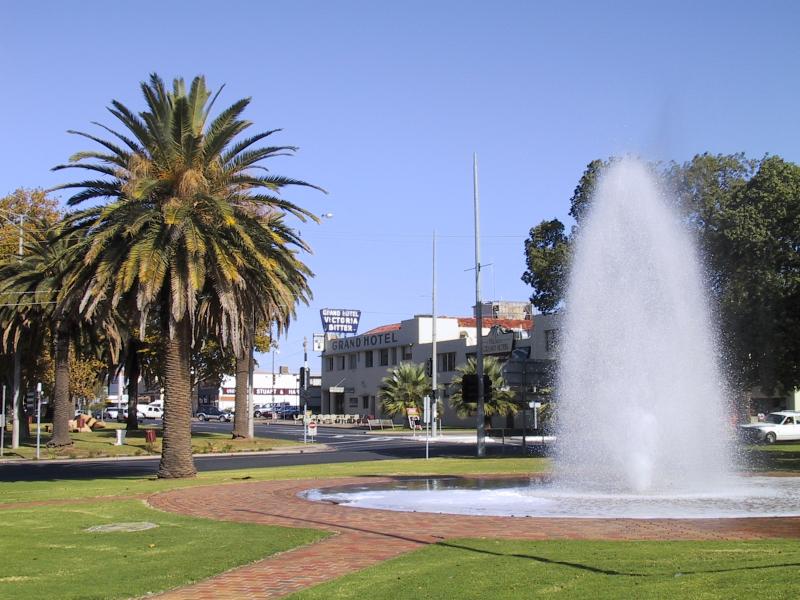 Mildura - Deakin Avenue area - Fountain, looking south-west along Deakin Av at 7th St