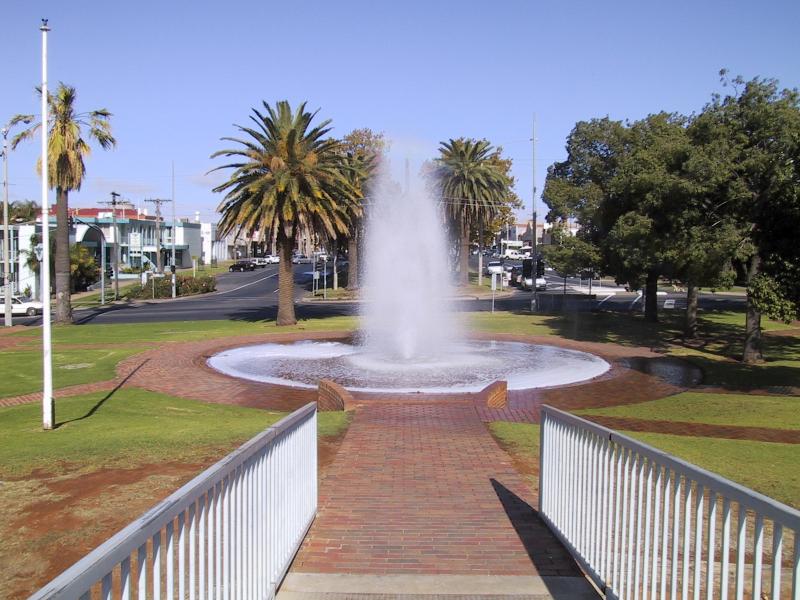 Mildura - Deakin Avenue area: Fountain, viewed from footbridge across railway line, Deakin Av at 7th St