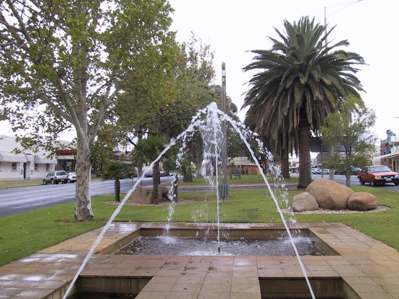 Mildura - Deakin Avenue area: View south-west along Deakin Av between 7th St and 8th St
